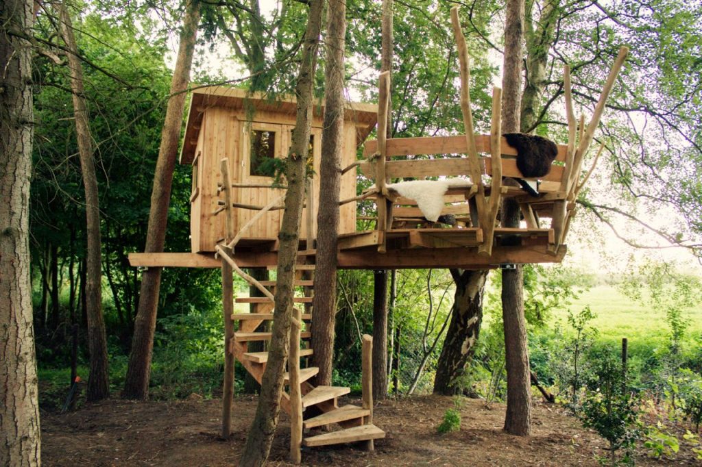 Een mooie boomhut in de tuin laat fantasieën tot leven komen Woon